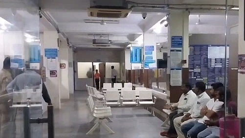 <div class="paragraphs"><p>A gang of masked men struck at State Bank of India branch looting cash and gold worth crores.</p></div>