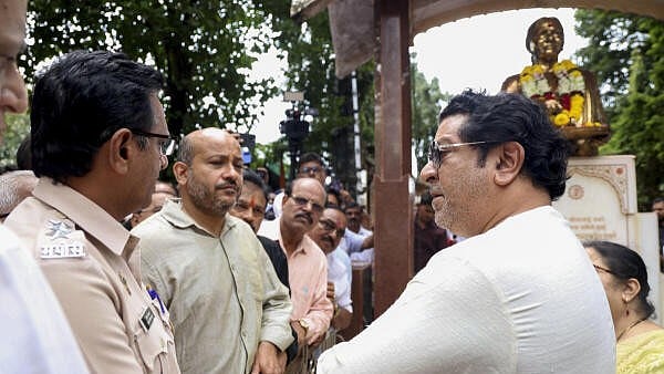 <div class="paragraphs"><p>Maharashtra Navnirman Sena (MNS) chief Raj Thackeray visits the statue of his late aunt Meenatai Thackeray, after it was allegedly defaced with red paint.</p></div>
