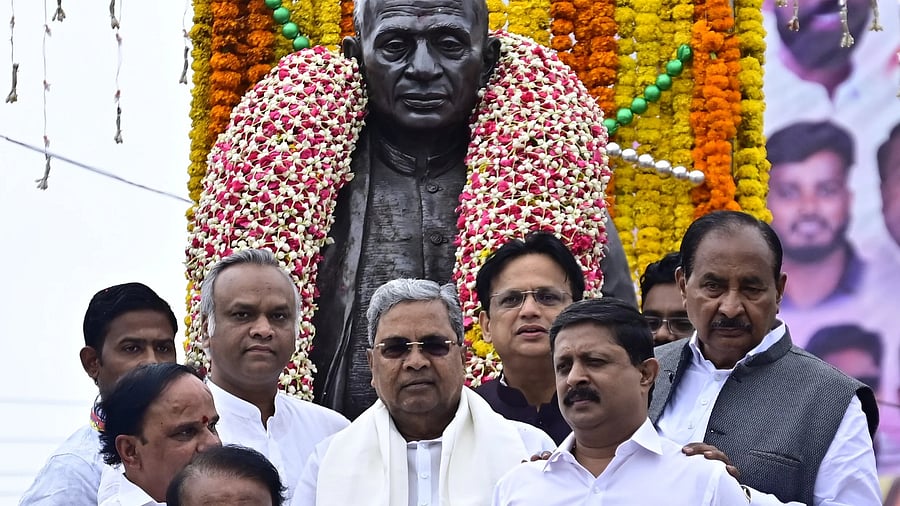 <div class="paragraphs"><p>Siddaramaiah and other leaders pose in front of a statue of Sardar Vallabhbhai Patel.</p></div>