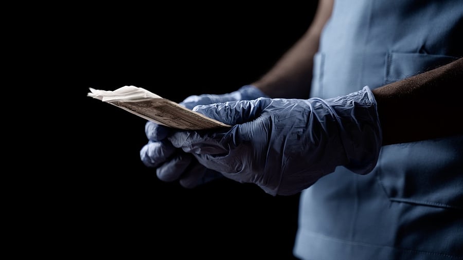 <div class="paragraphs"><p>Representative image of a doctor taking bribe.</p></div>