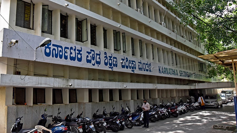 State-run schools have witnessed the highest decline of 2.54 lakh, followed by 1.7 lakh at private ones and 77,000 at private (aided) schools. DH FILE PHOTO