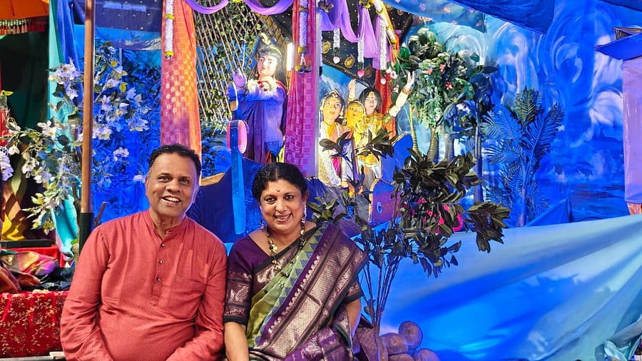 Anupama and husband Vidyashankar at the main stage, with Rishyashringa coming to Ayodhya in a boat.