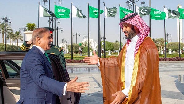 <div class="paragraphs"><p>Saudi Crown Prince Mohammed bin Salman and Pakistan Prime Minister Shehbaz Sharif sign a defence agreement in Riyadh</p></div>