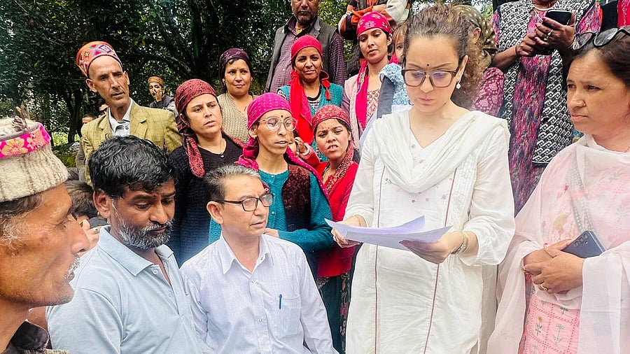 <div class="paragraphs"><p>Bollywood actress&nbsp;Kangana Ranaut visited a rain-affected area in Himachal Pradesh's Manali.</p></div>