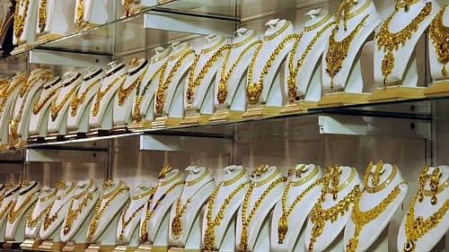 <div class="paragraphs"><p>Gold prices eased by&nbsp;Rs 600 to Rs 1,13,200 per 10 grams in Delhi.</p></div>