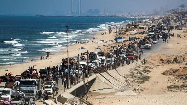 <div class="paragraphs"><p>Displaced Palestinians, fleeing northern Gaza.</p></div>