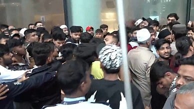 <div class="paragraphs"><p>Screengrab from viral video. Scuffle outside Apple store in Mumbai.</p></div>