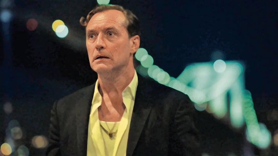 <div class="paragraphs"><p>Jude Law.</p></div>