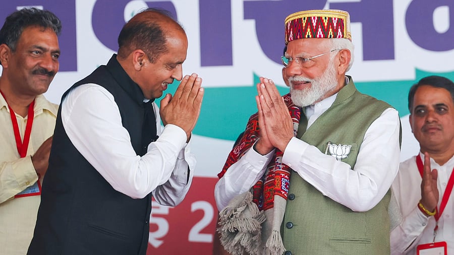 <div class="paragraphs"><p>Prime Minister Narendra Modi with former Himachal Pradesh CM Jai Ram Thakur.</p></div>