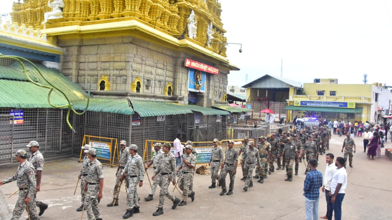 <div class="paragraphs"><p>Mysuru police reviewing security measures at various Dasara events, including Chamundi Hill. </p></div>