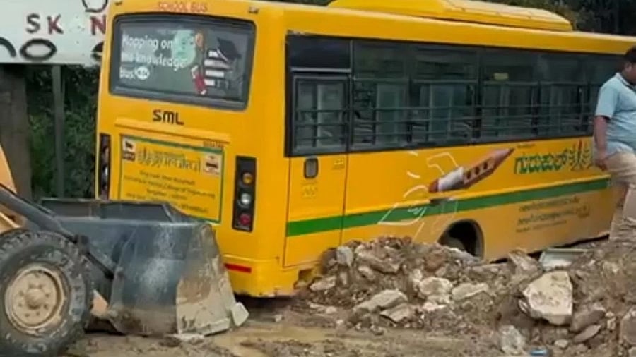 <div class="paragraphs"><p>The New Horizon Gurukul School bus got stuck in slush, requiring a JCB to extract it. </p></div>