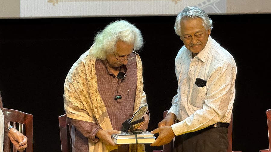 <div class="paragraphs"><p>Film personalities Adoor Gopalakrishnan and Girish Kasaravalli at the 55th anniversary celebrations of Suchitra Film Society in Bengaluru on Saturday. </p></div>