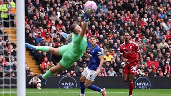 <div class="paragraphs"><p>Liverpool's Ryan Gravenberch scores their first goal past Everton's Jordan Pickford.</p></div>