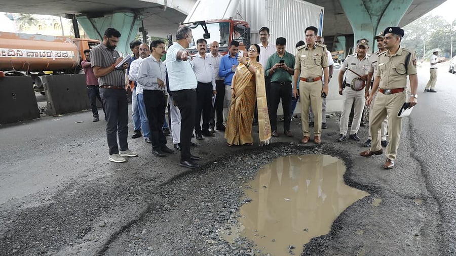 <div class="paragraphs"><p>Chief Secretary Shalini Rajneesh inspected the tech corridor on Friday. GBA Chief Commissioner M Maheshwar Rao, Joint Commissioner of Police (Traffic) Karthik Reddy and other officials were present during the rounds. </p></div>