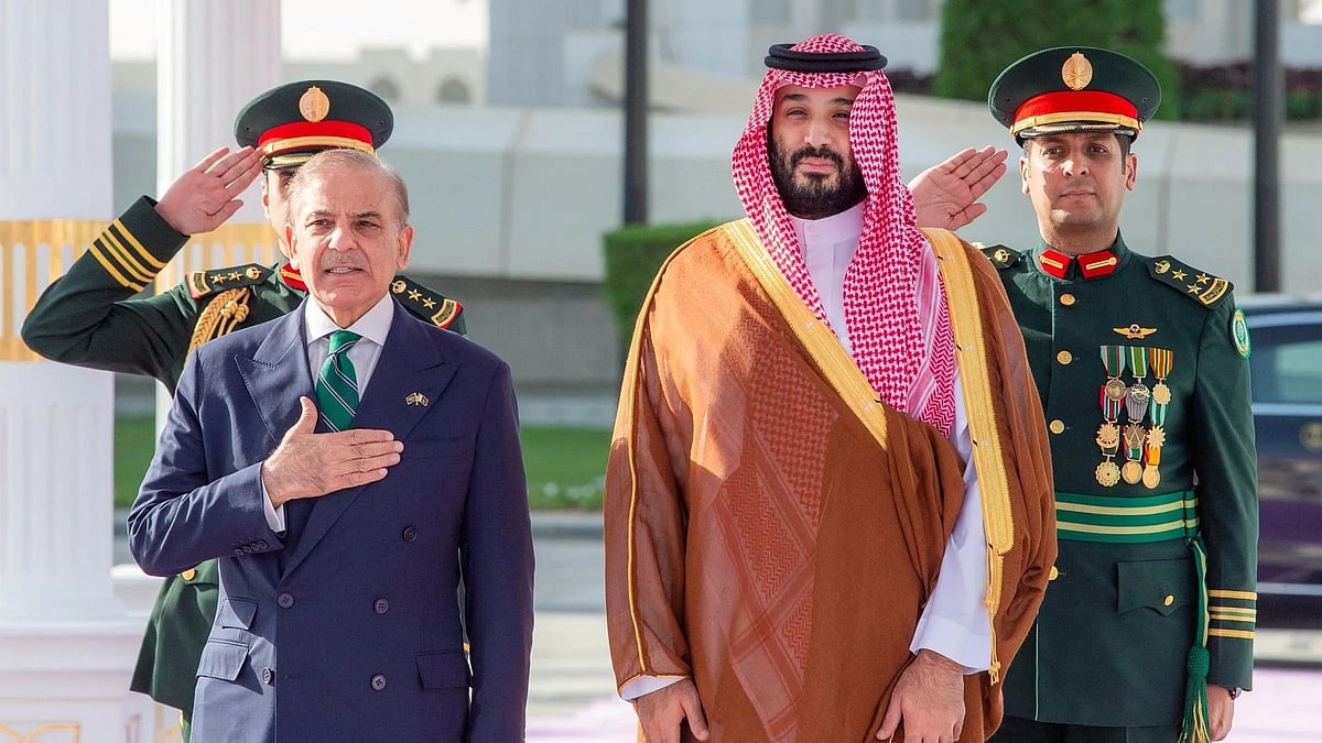 Pakistan's PM Shehbaz Sharif Engages Saudi Crown Prince Amid US-Iran Mediation Push