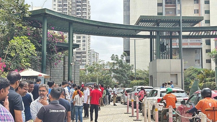 <div class="paragraphs"><p>Protest in front of Prestige Lakeside Habitat, Varthur</p></div>