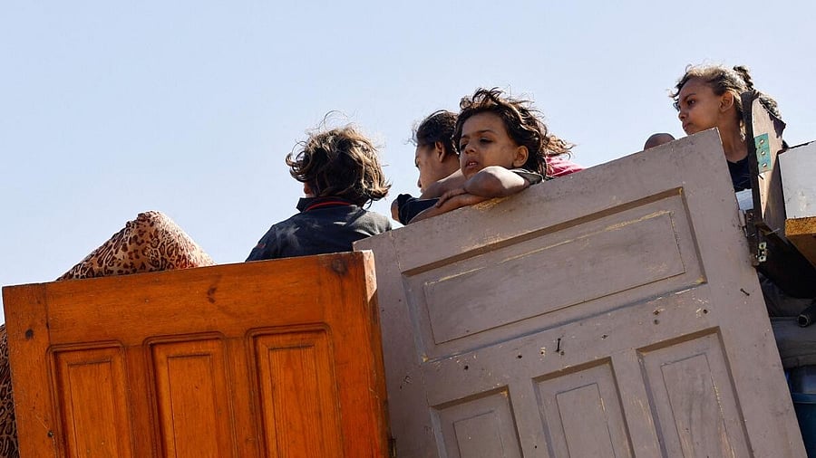 <div class="paragraphs"><p>Displaced Palestinians move southward after Israeli forces ordered residents of Gaza City to evacuate to the south.</p></div>