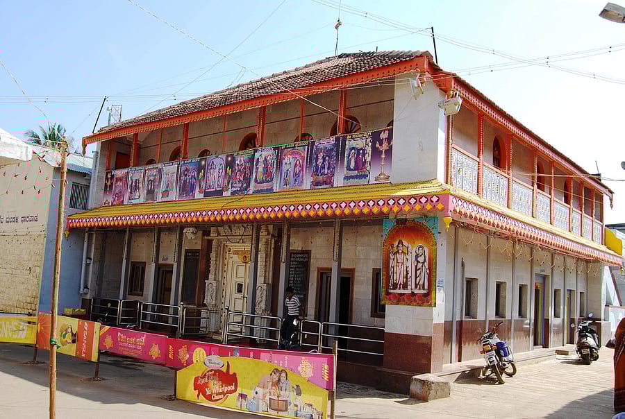 <div class="paragraphs"><p>The century-old Laxminarayan Temple at Ravivarpeth in Dharwad is decked up for Navaratri festivities. </p></div>