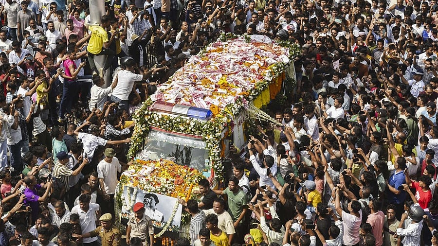 <div class="paragraphs"><p>People gather as the mortal remains of singer Zubeen Garg being taken to his residence from the Guwahati airport</p></div>