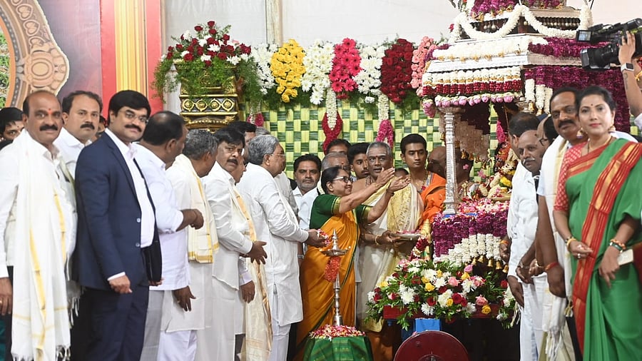 <div class="paragraphs"><p>Mushtaq offers flowers to Goddess Chamundeshwari in the presence of CM and other officials.&nbsp; &nbsp;</p></div>