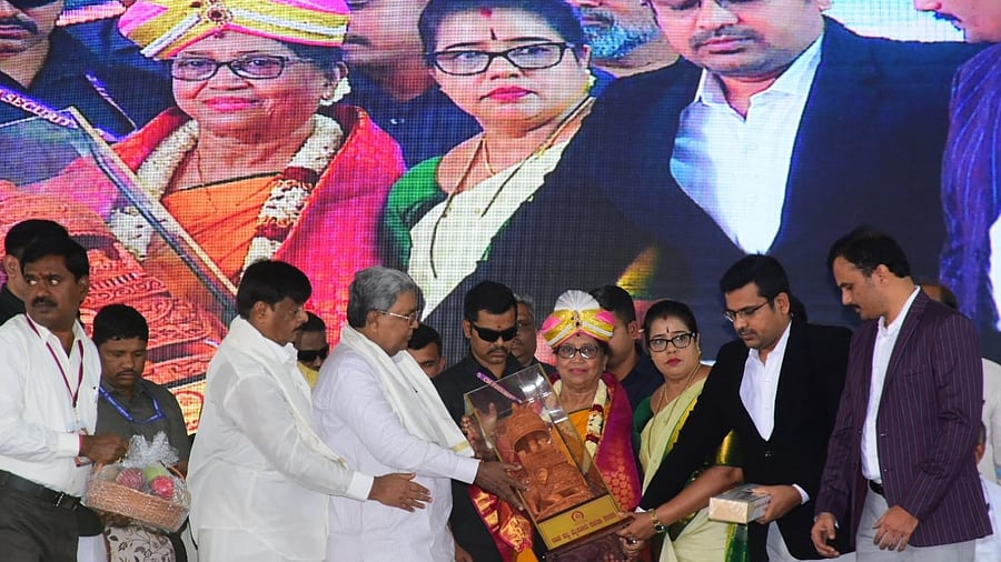 <div class="paragraphs"><p>International Booker Prize winner Banu Mushtaq being felicitated by Chief Minister Siddaramaiah during the inaugural function of Mysuru Dasara, atop the Chamundi Hill, in Mysuru on Monday. </p></div>