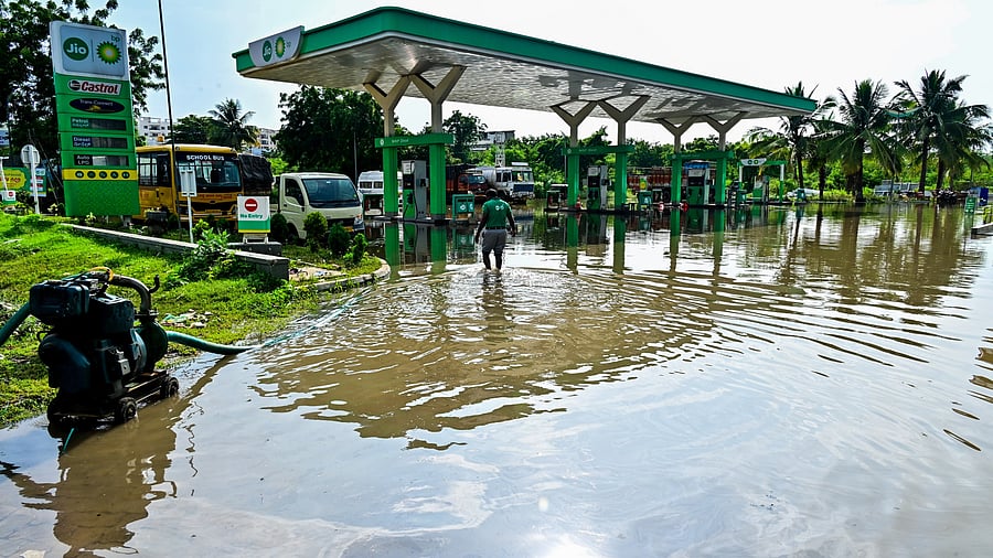 <div class="paragraphs"><p>Heavy rains inundate a petrol bunk in Gunj area in Kalaburagi on Monday. </p></div>