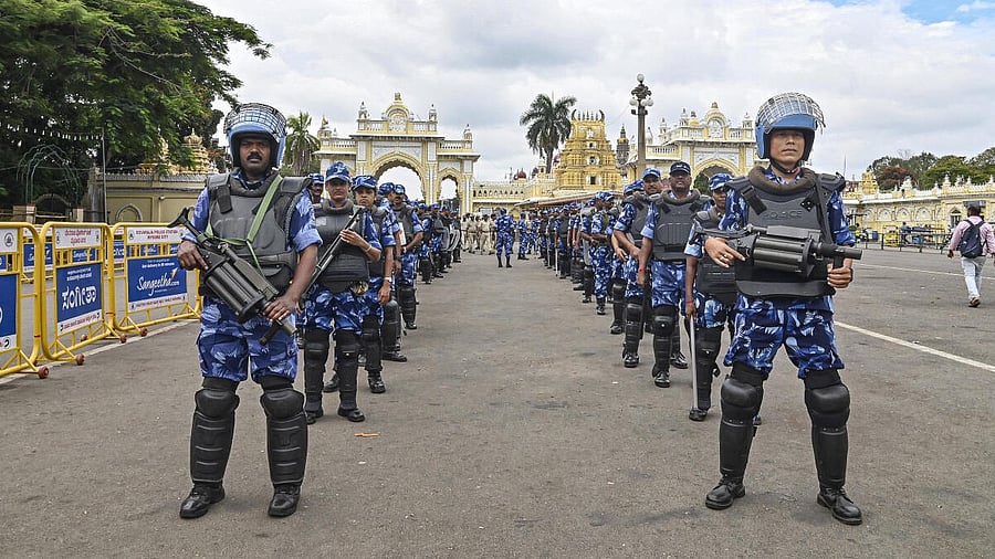 <div class="paragraphs"><p>Security personnel patrol ahead of the Dasara festival inauguration, in Mysuru</p></div>