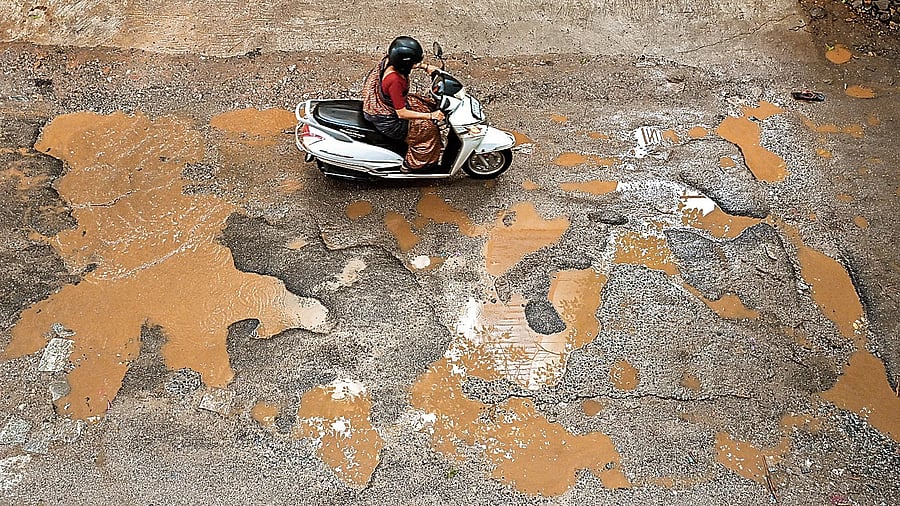 With 14,000 potholes mapped, city corporations race to fix them. DH FILE PHOTO