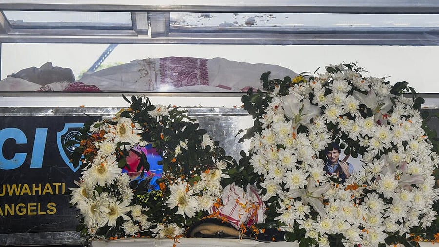 <div class="paragraphs"><p>Mortal remains of Assam's cultural icon and singer Zubeen Garg are seen kept in a glass casket draped with a traditional Assamese ‘gamosa’, at Sarusajai stadium, in Guwahati.</p></div>