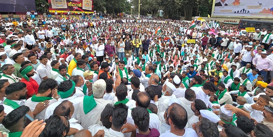 <div class="paragraphs"><p>Traders and farmers from Jai Kisan Wholesale Vegetable Market stage a sit-in protest at Channamma Circle in Belagavi, demanding the government to revoke licence cancellation orders and land conversion. </p></div>