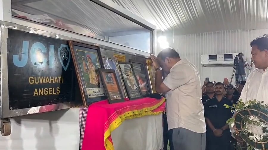 <div class="paragraphs"><p>Assam CM Himanta Biswa Sarma at Sarusajai Stadium paying his respects to Zubeen Garg</p></div>