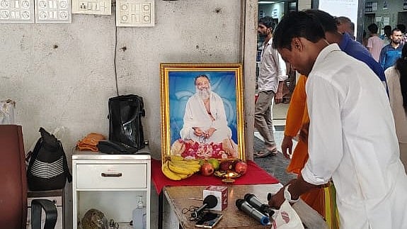 <div class="paragraphs"><p>Asaram's photo worship at Surat hospital sparks row</p></div>