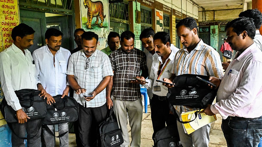 <div class="paragraphs"><p>Enumerators deputed for social and educational survey check the working of the app meant for the survey on their mobile phones in Kalaburagi on Tuesday.</p></div>