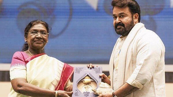 <div class="paragraphs"><p>President Droupadi Murmu presents the 'Dadasaheb Phalke award for 2023' to Malyalam film actor Mohanlal during the 71st National Film Awards, in New Delhi.</p></div>
