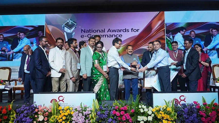 The award was received by Tushar Giri Nath, Additional Chief Secretary of the Urban Development Department, Munish Moudgil, IAS (Special Commissioner, GBA), Lakshmi Devi, Joint Commissioner (Revenue), and the entire e-khata team of the Greater Bengaluru Authority.