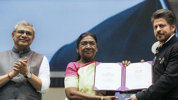 <div class="paragraphs"><p>President Droupadi Murmu presents the award for 'Best Actor' to Bollywood actor Shah Rukh Khan as Union Minister for Information and Broadcasting Ashwini Vaishnaw looks on during the 71st National Film Awards</p></div>