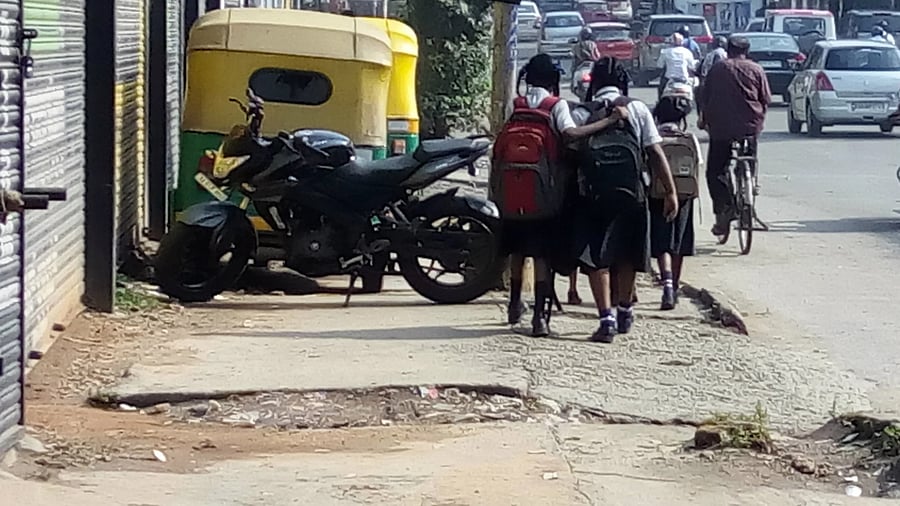 Children walking amid the air pollution in J C road