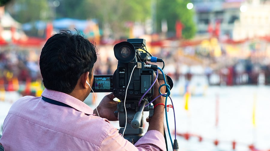 <div class="paragraphs"><p>Image of a videographer for representation.</p></div>