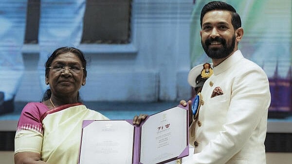 <div class="paragraphs"><p>President Droupadi Murmu presents the award for 'Best Actor' to Bollywood actor Vikrant Massey during the 71st National Film Awards, in New Delhi.</p></div>