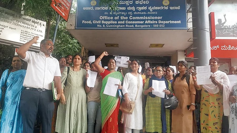 <div class="paragraphs"><p>Around 150 unorganised workers and slum dwellers from across the city gathered at the office of the Commissioner of the Food, Civil Supplies and Consumer Affairs Department, on Cunningham Road, on Wednesday.  </p></div>