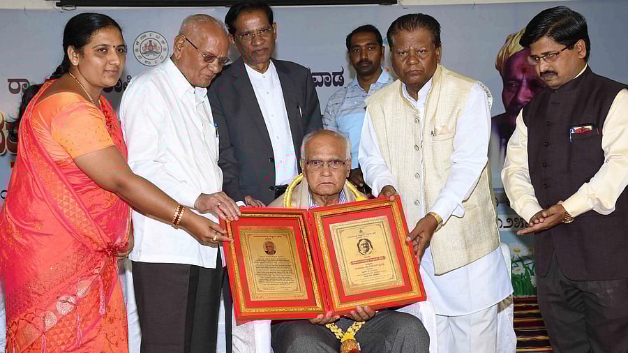 Novelist S L Bhyrappa was felicitated with the Ambithanayadatta National Award, instituted by Dr Da Ra Bendre Rashtreeya Smaraka Trust, in Dharwad in 2020. 