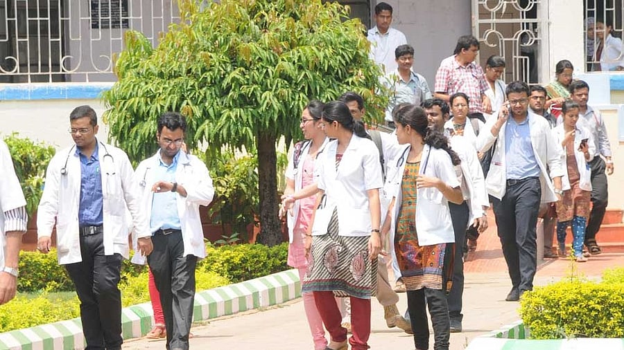 <div class="paragraphs"><p>A representative image showing medical students.</p></div>