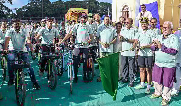 <div class="paragraphs"><p>Commissioner of DAMH, A Devaraju, Ultra cyclist Naveen D S Solanki, Rtd Prof N S Rangaraju Prof Shalvapille Iyengar launch Dasara Heritage bi-cycle ride near Rangacharlu town hall on Thursday morning. </p><p><br></p></div>