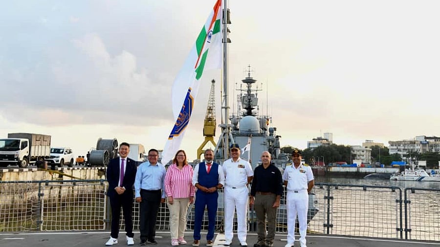 <div class="paragraphs"><p>The delegation was briefed on the operational capabilities, roles and responsibilities of the Western Naval Command.</p></div>