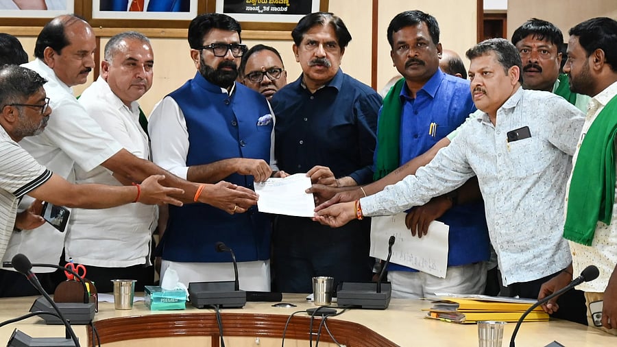 <div class="paragraphs"><p>Members of Raitha Sangha and land owners submitted a memorandum on the Peripheral Ring Road project to BDA Chairman NA Haris, BBC project chairman LK Atheeq and officials on Thursday. </p></div>