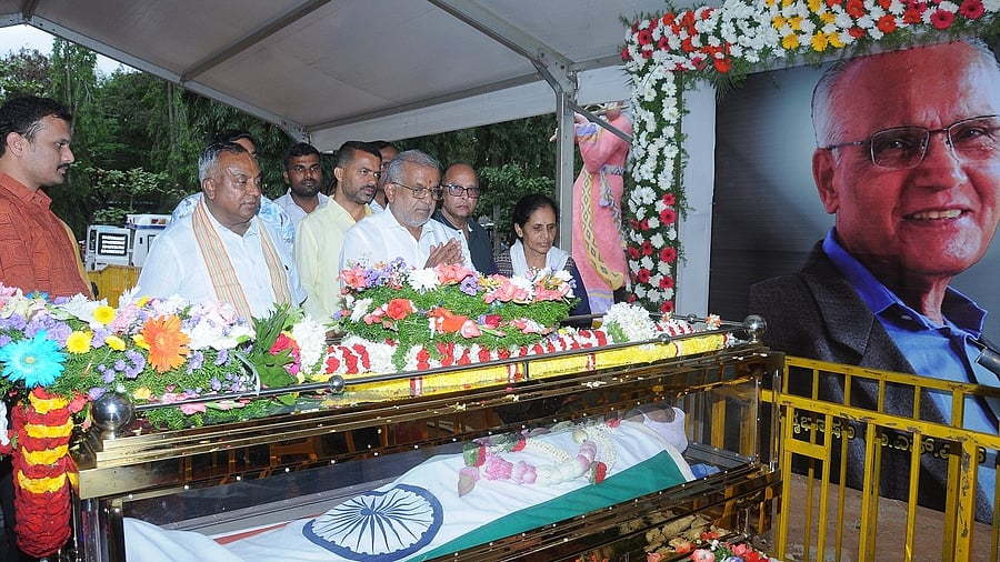<div class="paragraphs"><p>MLA G T Devegowda, MLC A H Vishwanath offer tribute to S L Bhyrappa at Kalamandira premises in Mysuru on Thursday evening. </p></div>