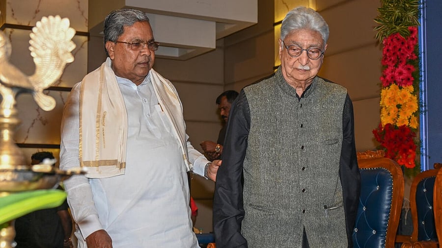 <div class="paragraphs"><p>Karnataka CM Siddaramaiah with Azim Premji</p></div>
