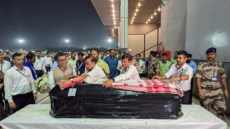 <div class="paragraphs"><p>Assam Chief Minister Himanta Biswa Sarma pays homage to the mortal remains of popular singer Zubeen Garg as they arrived at the airport</p></div>