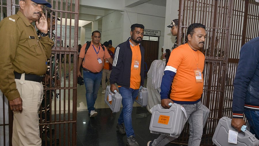 <div class="paragraphs"><p>Polling officials carrying EVMs to a counting centre in Jabalpur, Madhya Pradesh.</p></div>