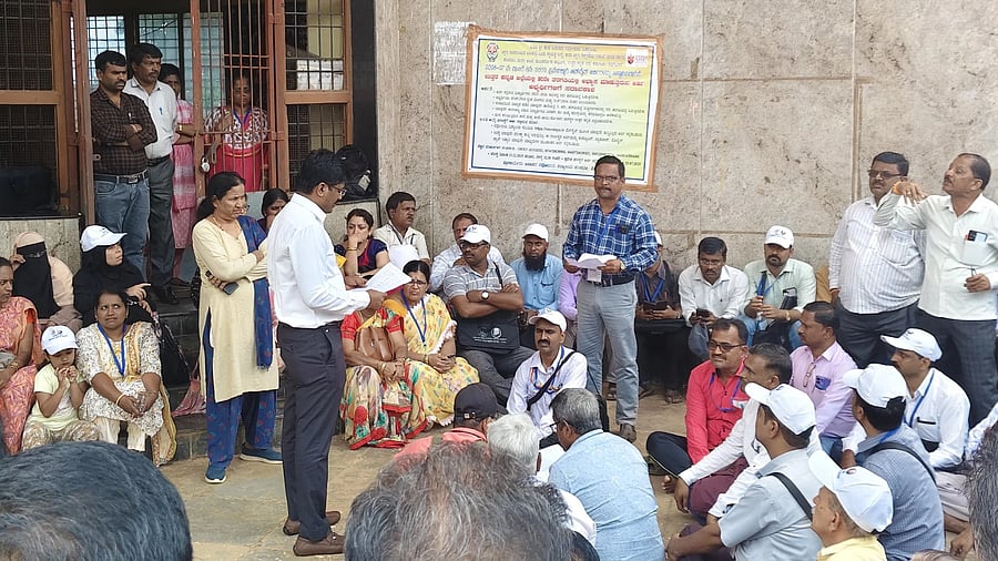 The enumerators deputed for socio-economic and educational survey air their grievances to the tahsildar in Mundgod of Uttara Kannada district on Thursday.